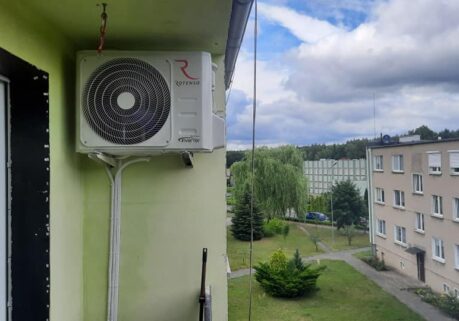 klimatyzator na balkonie